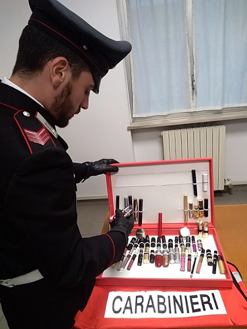 Crema News - Sorpresi dai carabinieri mentre stanno portando via i cosmetici