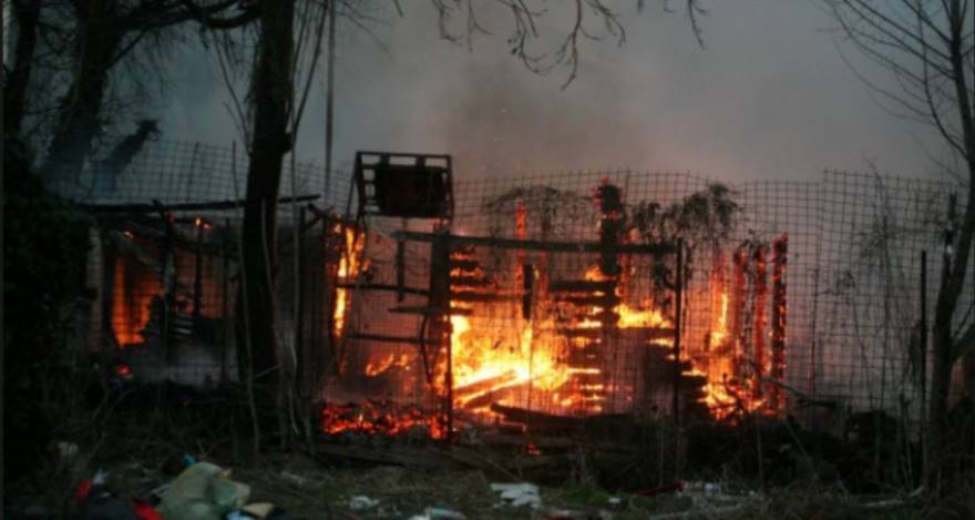 Crema News - Brucia la paglia e dà fuoco al ripostiglio: distrutto