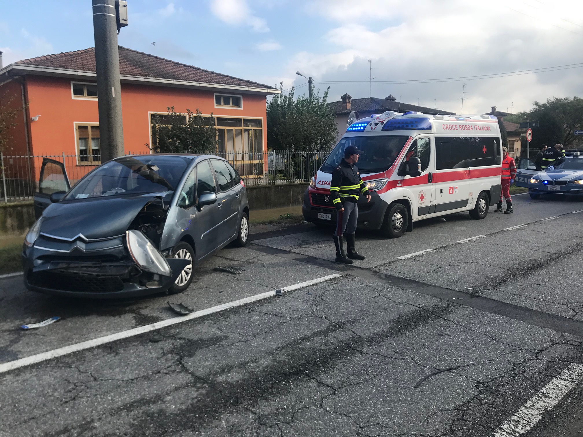 Crema News - Non si accorge che l'auto rallenta e la tampona